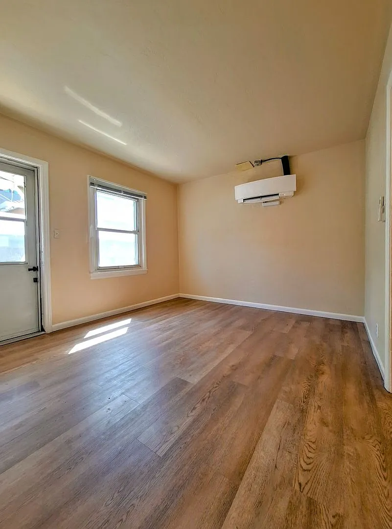 Refurbished 1bd Unit in 4-plex With No Upstairs or Downstairs Neighbors! — Photo 4
