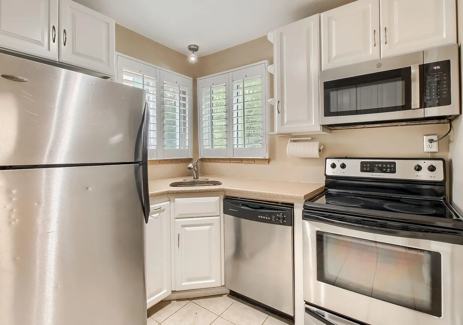 3 Bedroom Bungalow in Montclair near great schools and central location — Photo 3