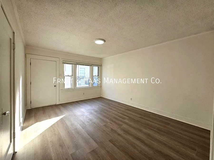 Lovely 1- Bedroom Apartment with Fresh Paint! — Photo 3