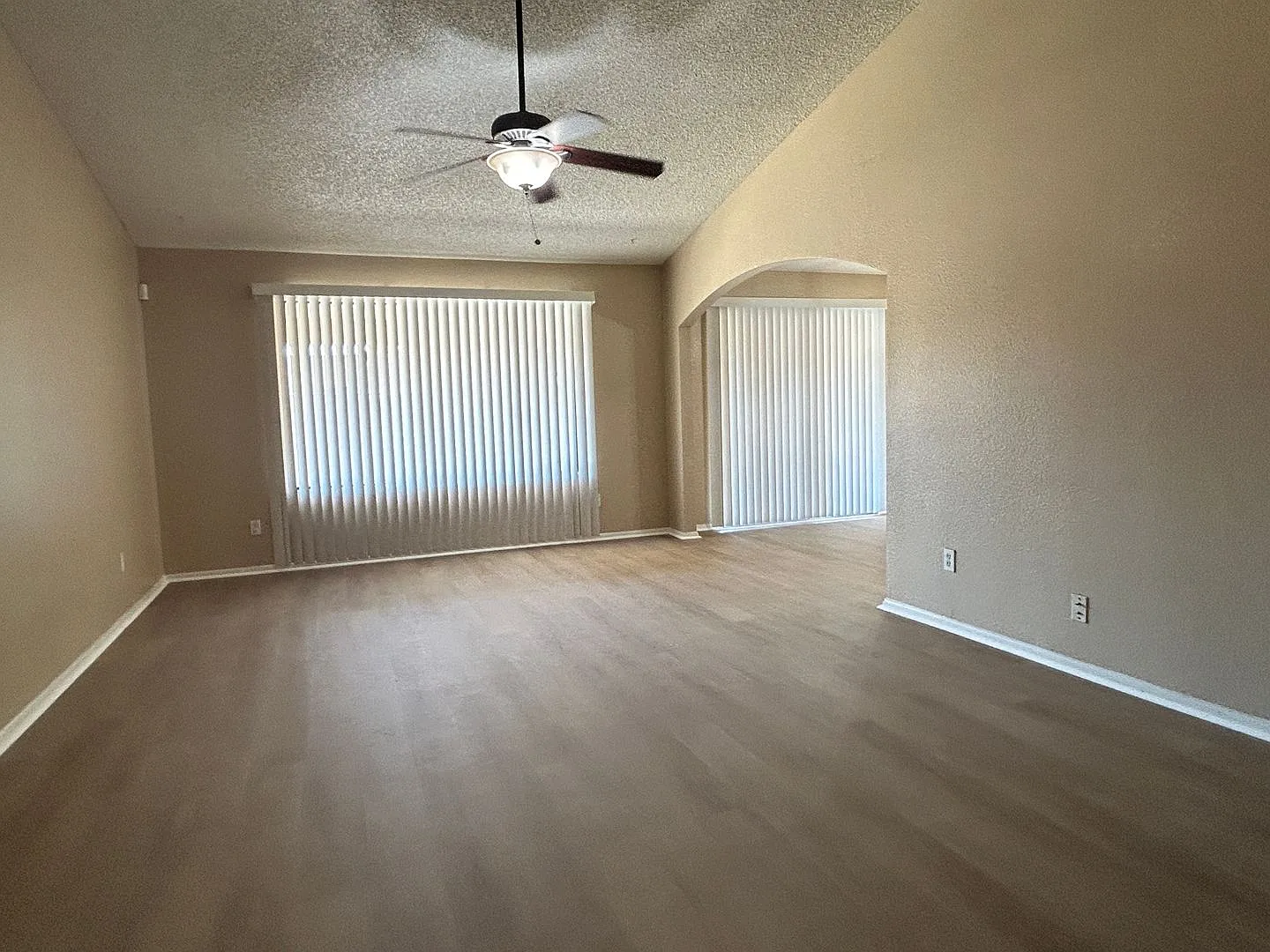 No Hoa, 4 Bed, 2 Bath, Home In Established Neighborhood — Photo 3