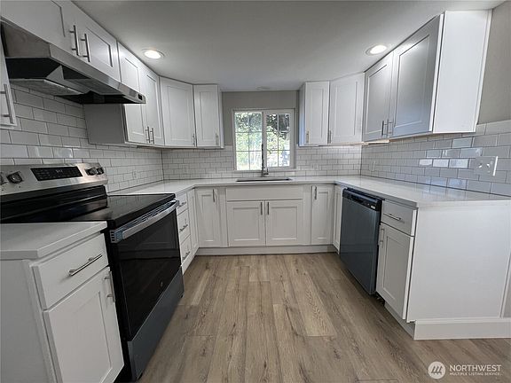 5th image of 1032 Wright Avenue