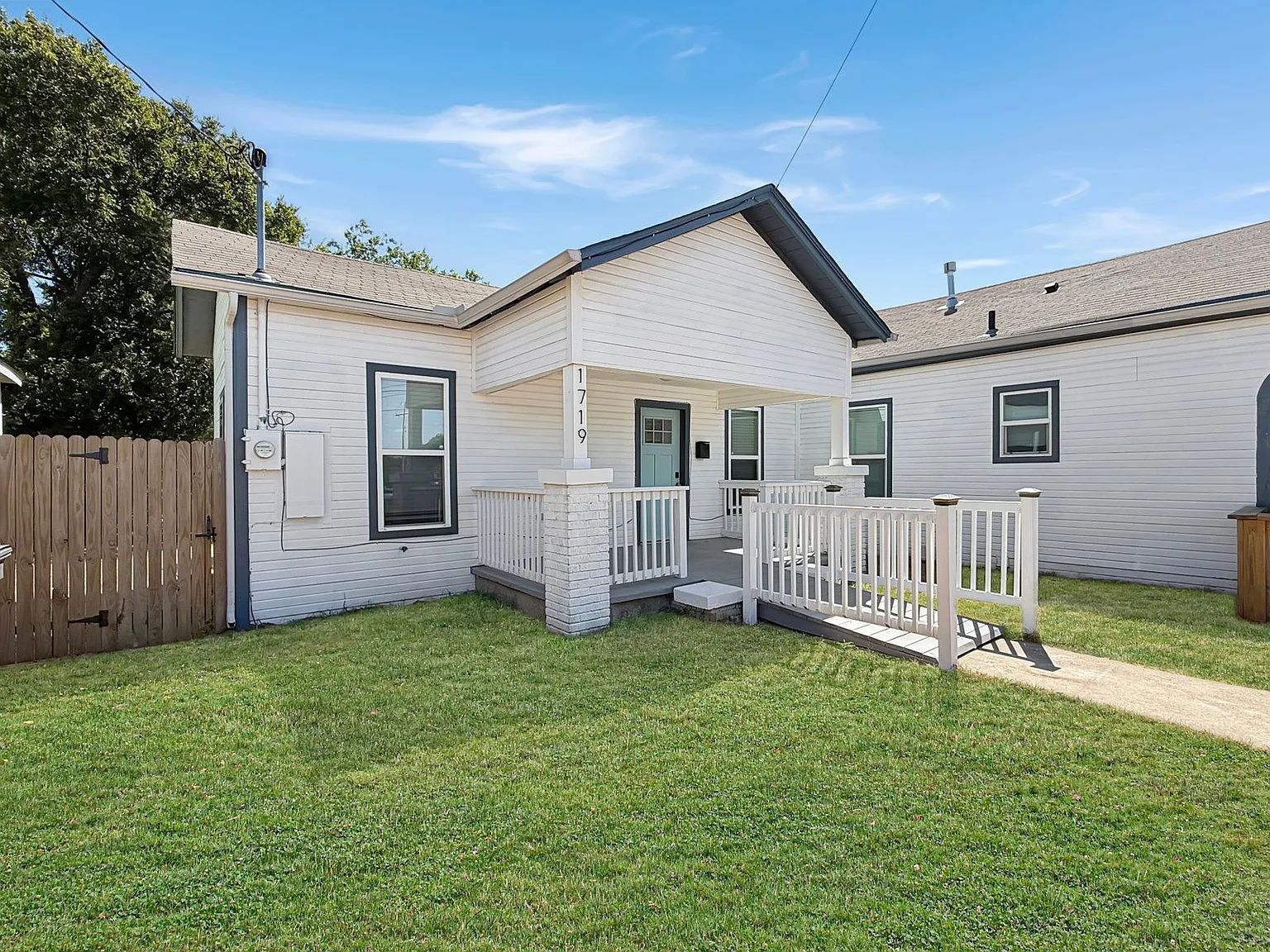 3 bed, 2.0 bath, 1400 sqft, $2,100 — Photo 2