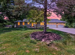 19882 Oakwood Dr, Bloomington, IL 61705