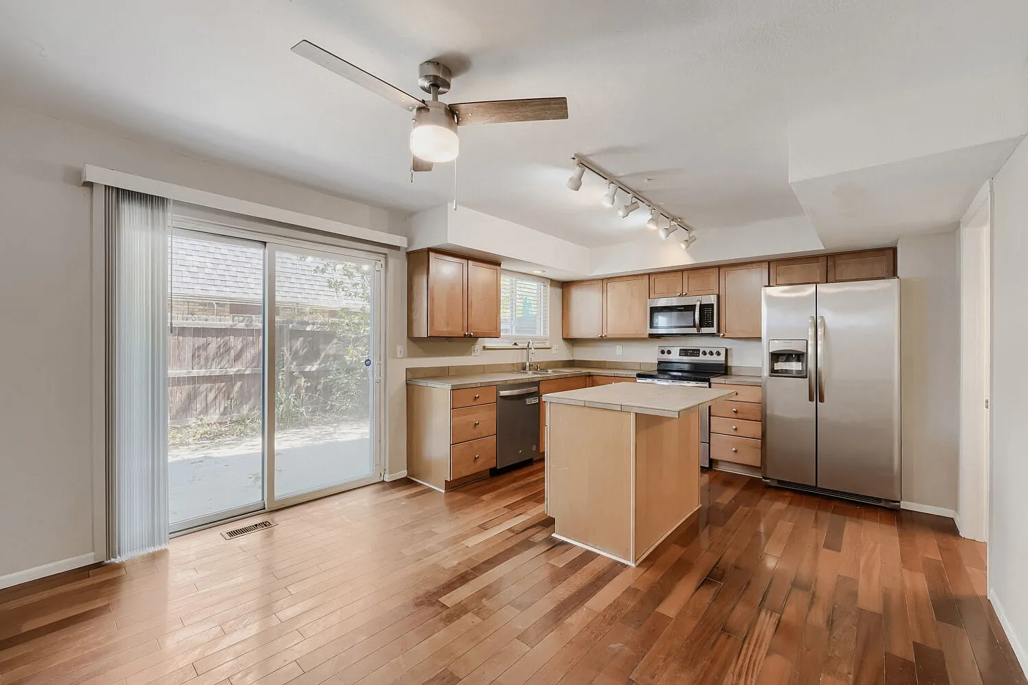 3 bed, 2.5 bath, 1292 sqft, $2,100 — Photo 4