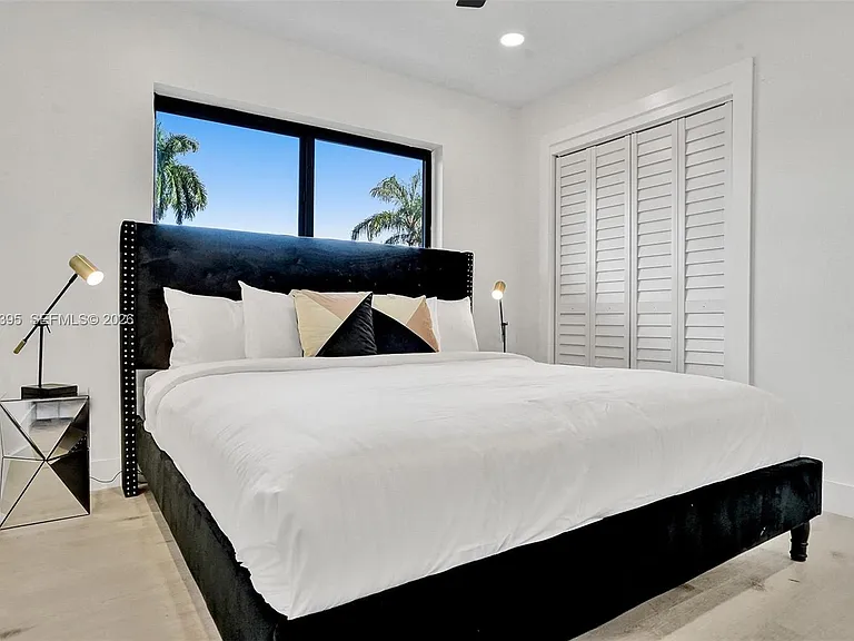 1141 N Northlake Dr — Photo 41