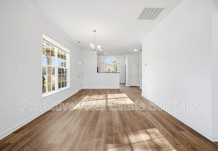 2021 Livingston St — Photo 13