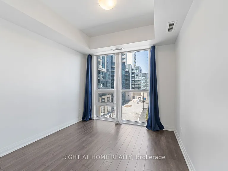 10 Meadowglen Pl — Photo 19