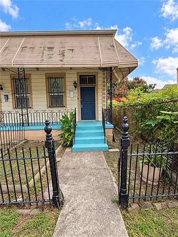 3 bed, 1.0 bath, 1200 sqft, $1,300 — Photo 1