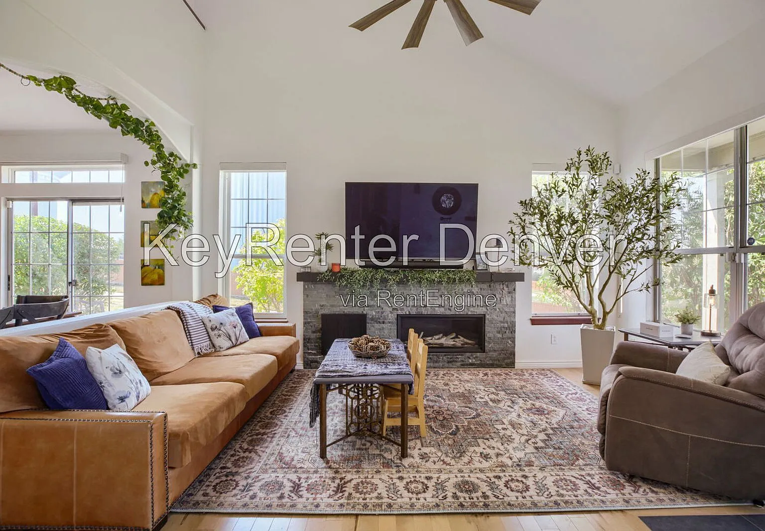 2 bed, 2.0 bath, 2690 sqft, $4,500 — Photo 4