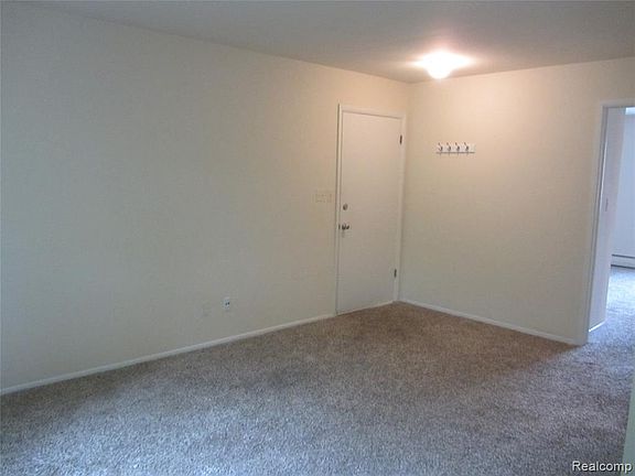 3rd image of 31831 Grand River Ave Unit 21