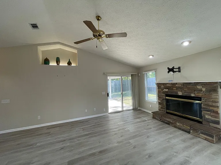 140 Treasure Palm Dr — Photo 2