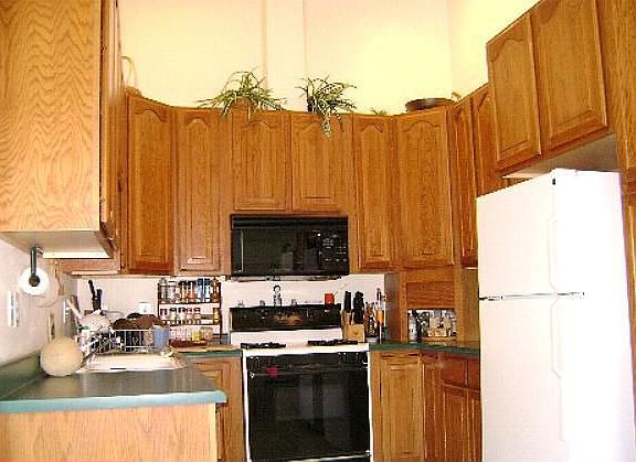 Kitchen w/ M.w-Range More