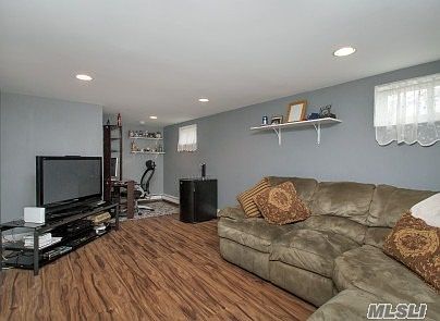 5th image of 25 Laurinda Dr
