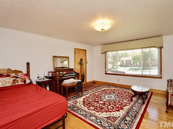5th image of 106 Della St