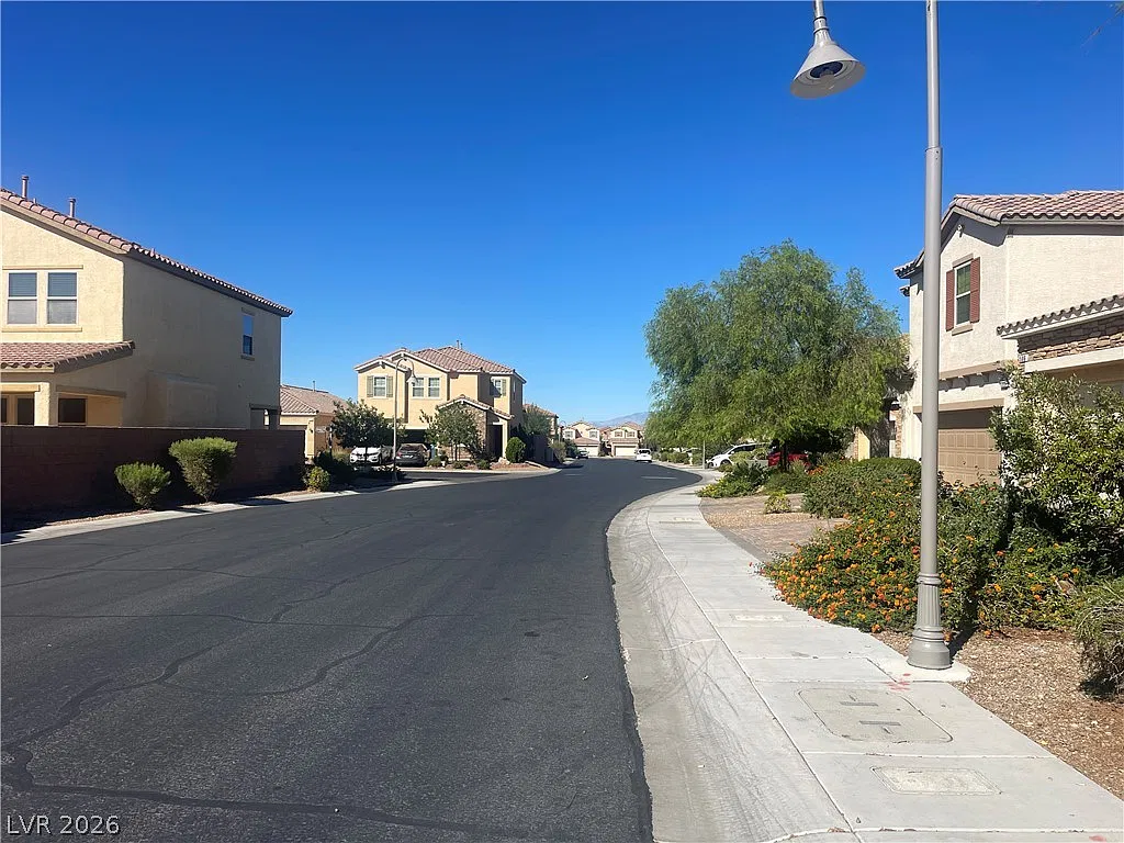 4 bed, 2.5 bath, 1991 sqft, $2,400 — Photo 2