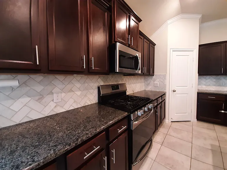 1514 Ancient Oak Ln — Photo 3