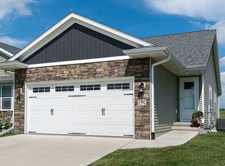 1392 Applewood Dr, Fairfax, IA 52228