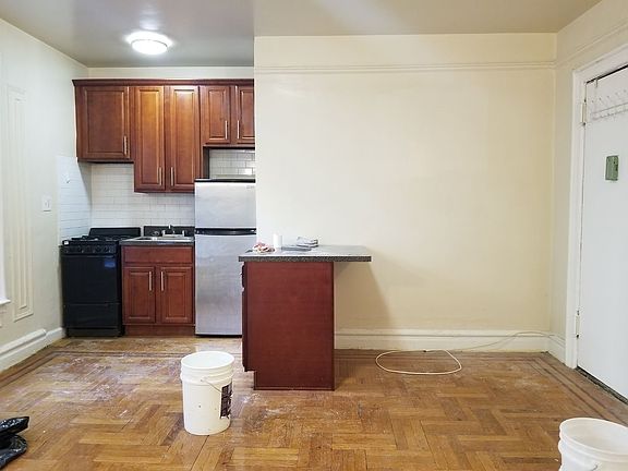 2nd image of 2111 Beekman Pl #J4