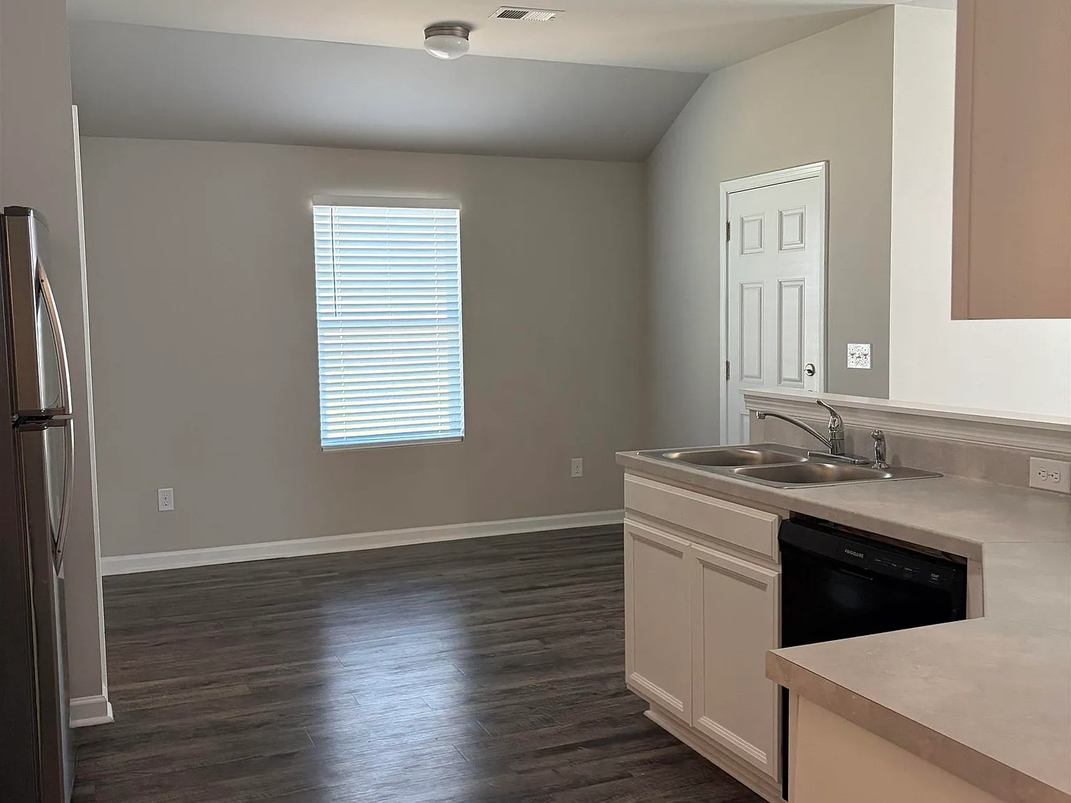 3 bed, 2.0 bath, $1,575 — Photo 4