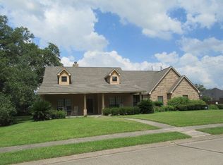 905 Enchanted Oaks Dr, Angleton, TX 77515