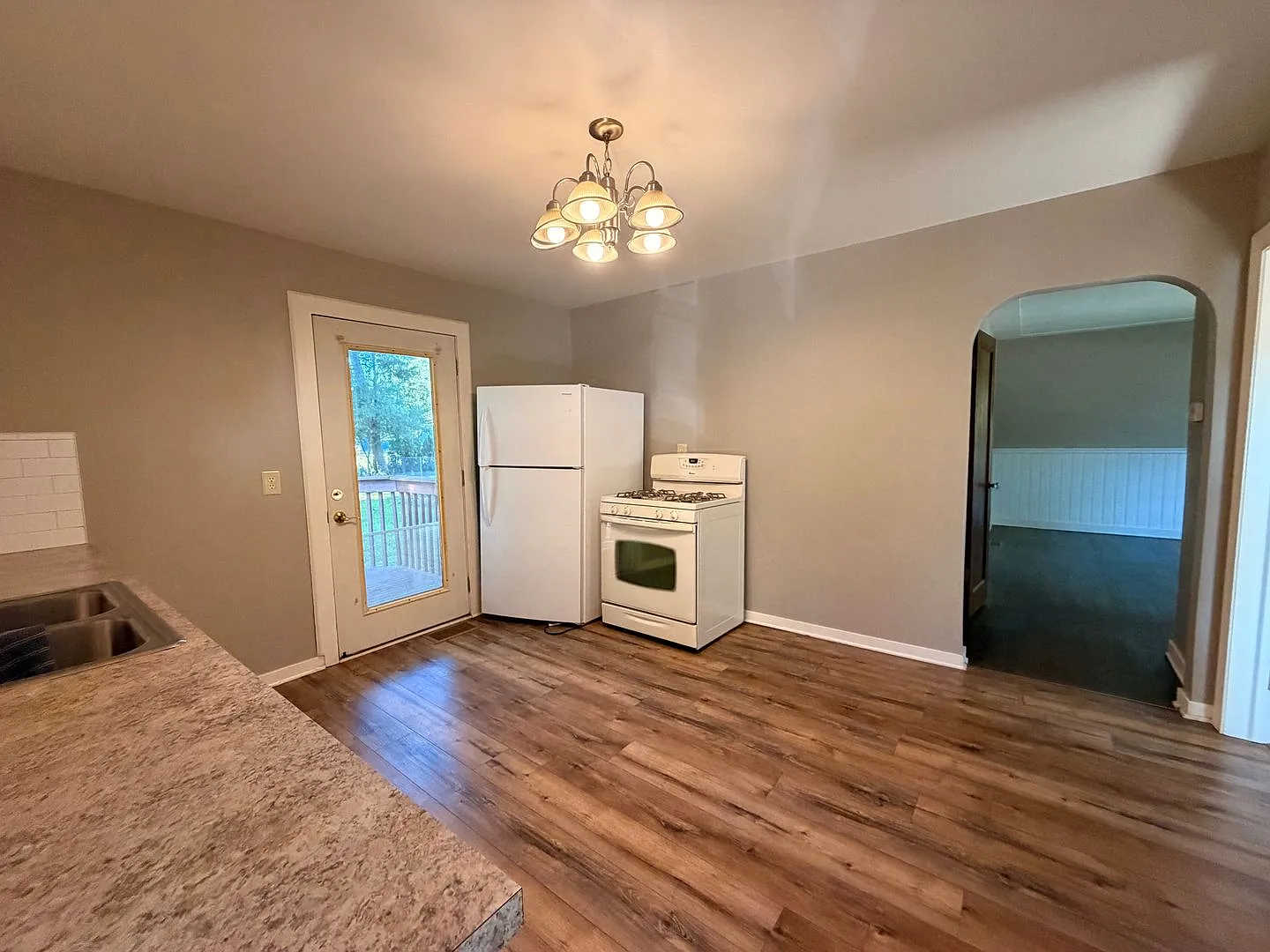 2 Bedroom home - with laundry included — Photo 4