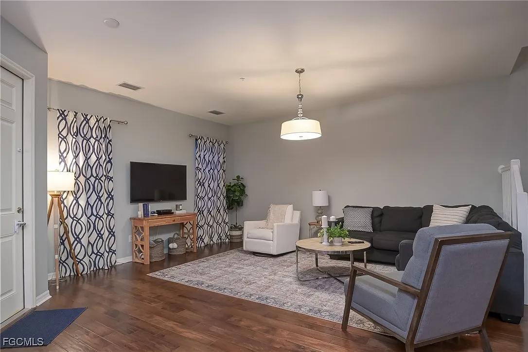 3 bed, 2.5 bath, 2026 sqft, $5,900 — Photo 4