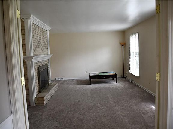 3rd image of 830 Westport Dr