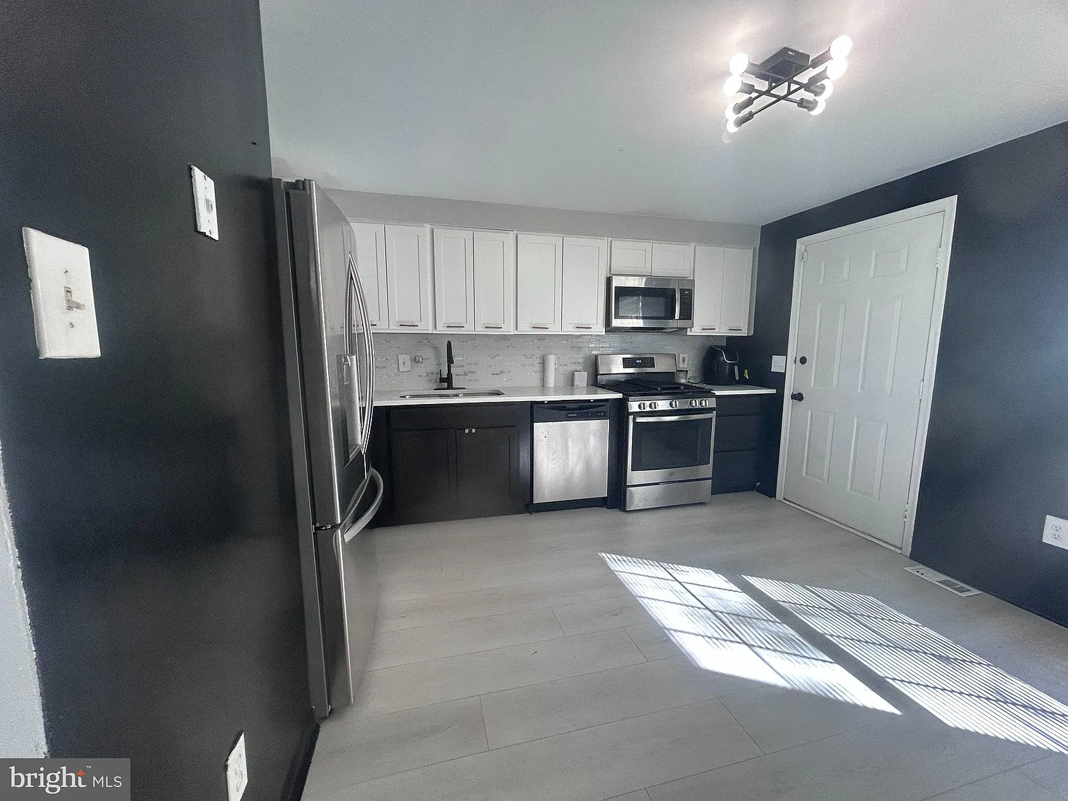 3 bed, 2.0 bath, 1240 sqft, $1,850 — Photo 4