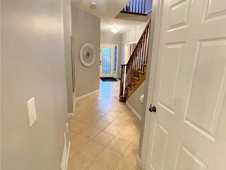 88 Sundance Cres — Photo 10