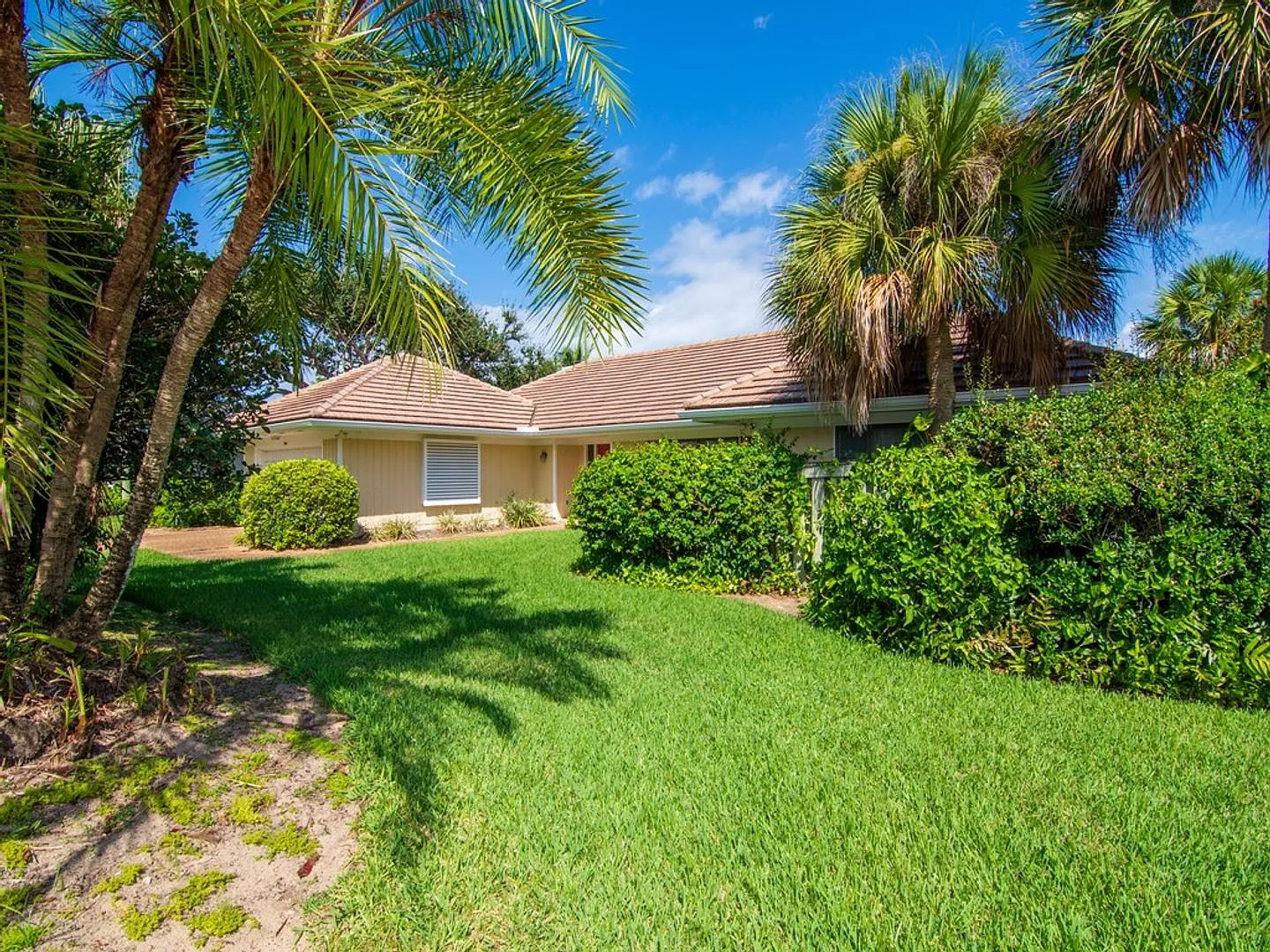 Seasonal Rental Steps from the ocean! — Photo 4