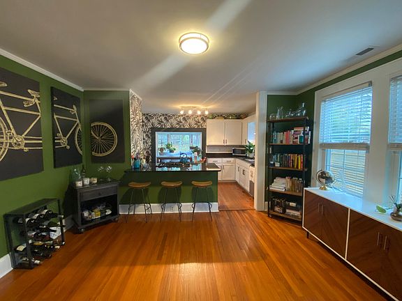 "Dining Room" / extra room off of the living room. Great for entertaining.