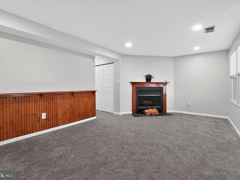 708 Suffield Dr — Photo 17