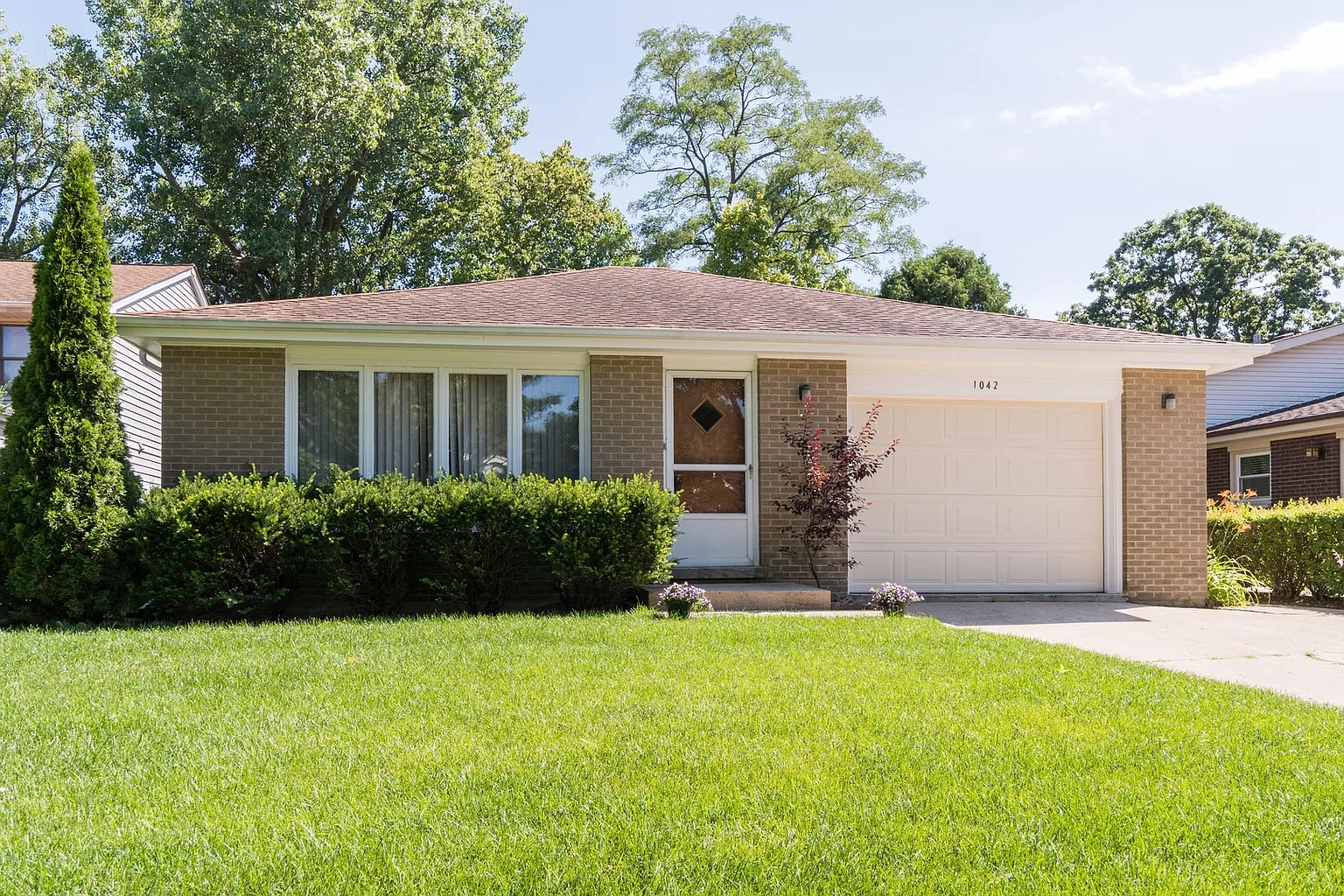 1042 Devonshire Ct photo 1