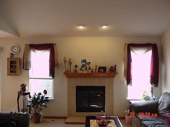 Vaulted Great Room w/gas fireplace