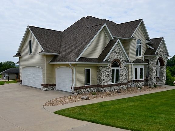 4th image of 2718 Holly Ct NW