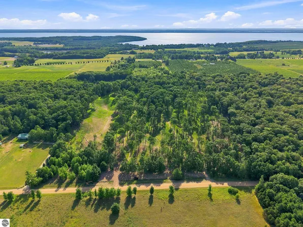 18618 Peninsula Dr, Traverse City, MI 49686