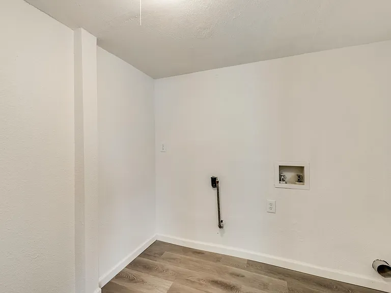 2402 Scotswood Dr — Photo 16