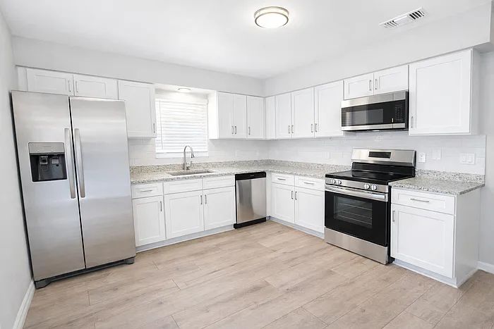 1097 Laurel Oaks Ct — Photo 3