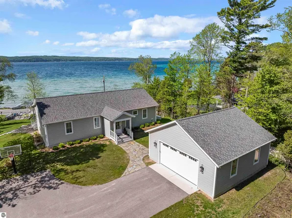 2742 Crystal Dr, Beulah, MI 49617
