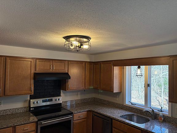 4th image of 15 Bonnie Ln #R