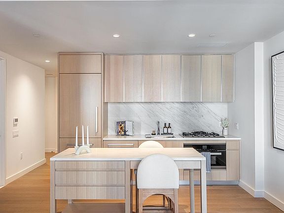 3rd image of 500 W 45th St Unit 707