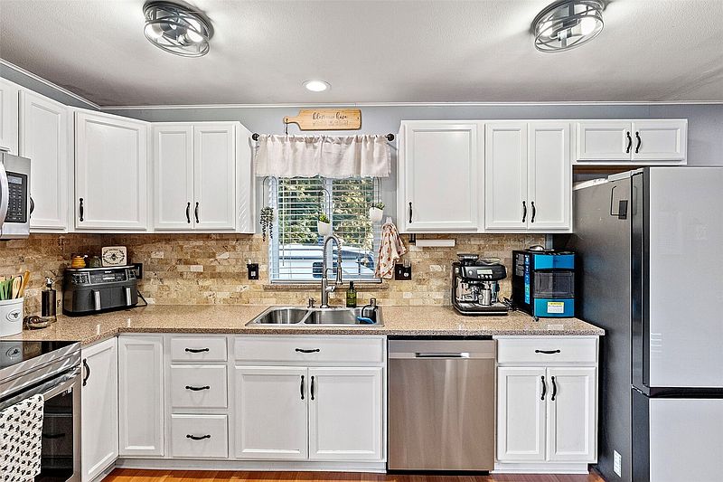 4th image of 4440 Forest Drive NE