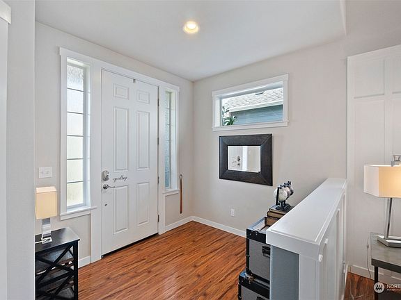 Plenty of room in Entry Way>