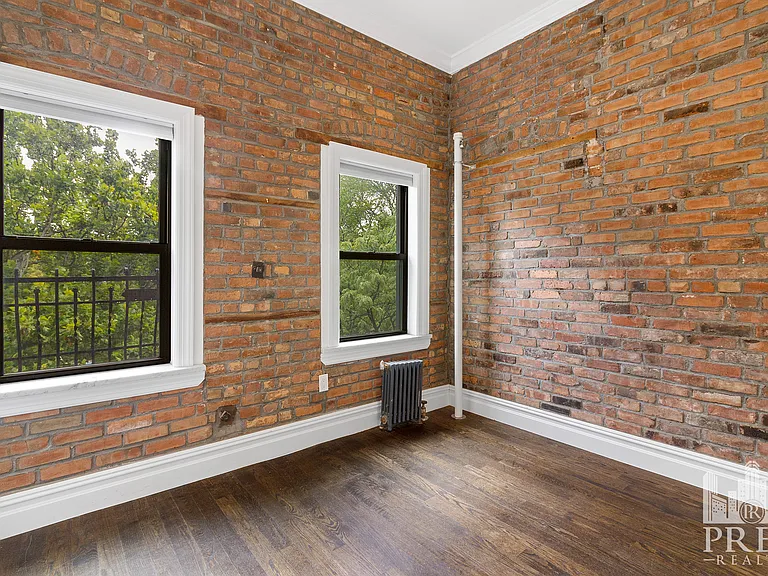 329 E 10th St #10 — Photo 4