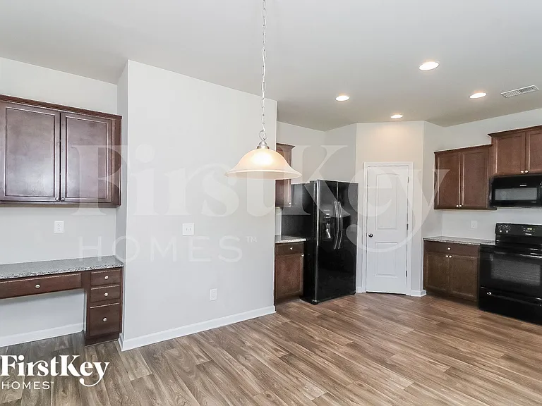 100 Howard Ave — Photo 5