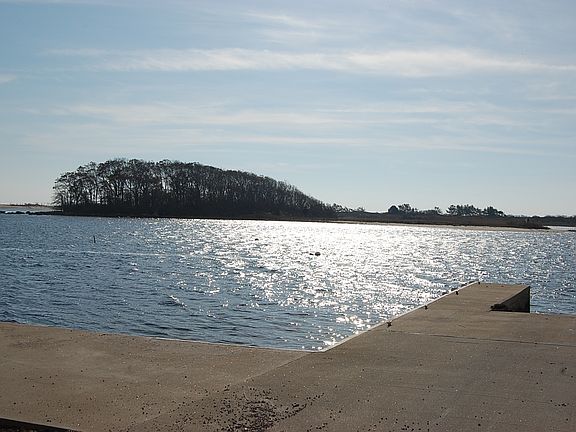 Access to Quonnie Pond