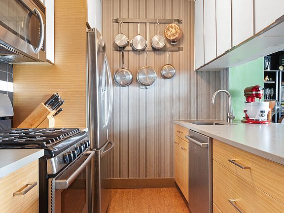 5th image of 500 W 43rd St APT 39F