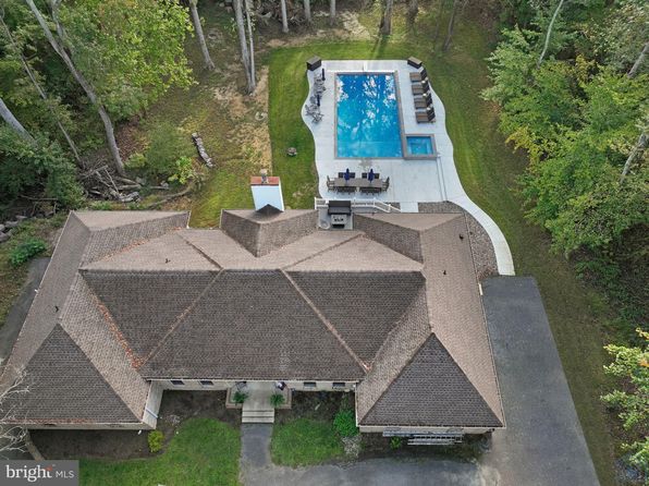 1085 Pemberton Ln