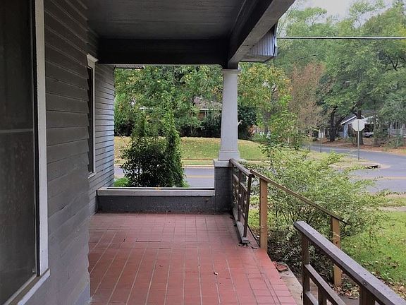4th image of 555 College St