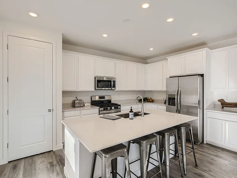 12885 Bay St — Photo 9